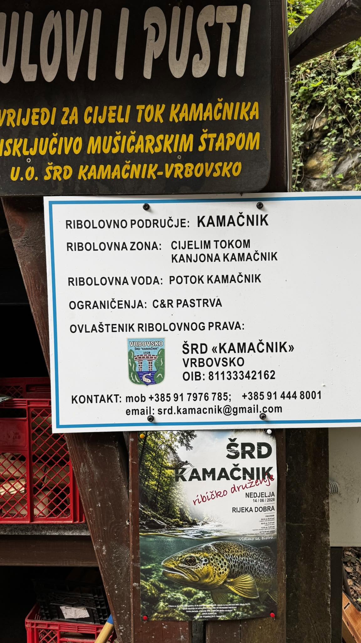 Informativna ploča s pravilima ribolova na rijeci Kamačnik