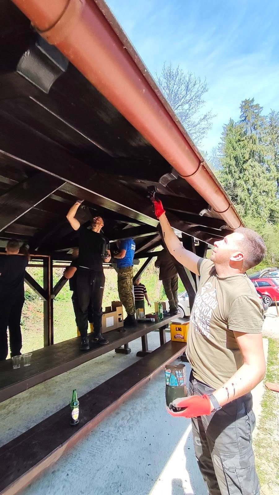 Članovi društva pomažu na uređenju nadstrešnice